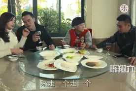 爆笑请客：抠门大哥请客吃饭，小弟：给我来一亩地的韭菜！视频封面