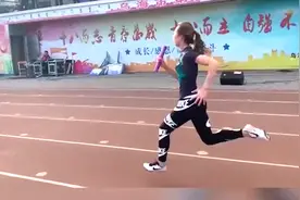 运动会：美女老师短跑如开挂，速度碾压体育生，这是国家队教练吧视频封面