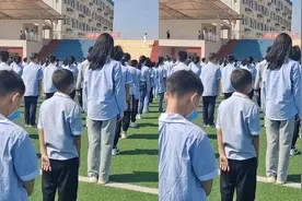 初中男女生断崖式身高差，老师：女生比男生普遍高一头，挺奇怪视频封面