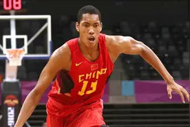 中国男篮好消息！又迎5名混血球员，天赋出众继承黑人父亲基因视频封面