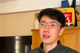 上海小伙回国生活后，公共厨房没法用，只能在阳台做饭视频封面
