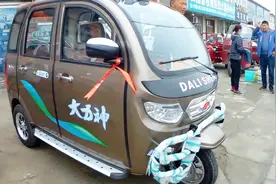 农村老大哥花13500元！买了辆三轮全篷车，带倒车影像您会买吗视频封面