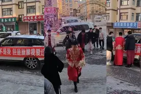 找揍？黑龙江一路虎挂“新娘我爱过”横幅驶过婚礼现场引新郎动手视频封面
