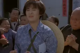吴君如用胳肢窝帮村民看信，有封看冒烟了都看不出，原来写的英文视频封面
