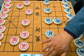 象棋市裁判员大战象棋业8棋手，布局的很讲究，残局靠兵稳赢对手视频封面