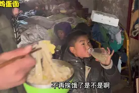 在二姑严厉的教导下，侄子给全家做了一锅面，胡子哥和爱梅好幸福视频封面