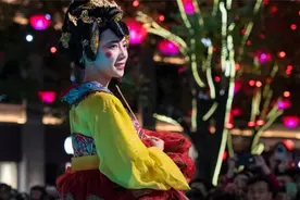 西安不倒翁女孩刚走红就膨胀？微博官宣将进军娱乐圈，却备受吐槽视频封面