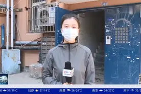 如何清理？青岛市民反映小广告回潮，执法队员现场处置视频封面