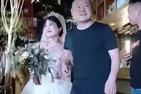岳云鹏参加姐姐婚礼，被追问：亲姐结婚随多少礼？全场哗然一片视频封面