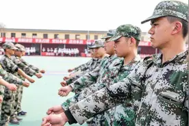 军训的教官都是从哪来的，为何军训一结束就匆匆地离开？视频封面