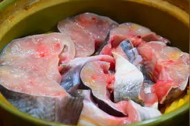 我家鮰鱼从不红烧，加1盘酸笋，不煎不蒸不红烧，上桌瞬间就扫光视频封面