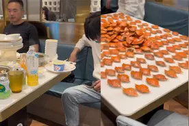 7人去自助餐吃掉近300只螃蟹，80碗甜品40盒榴莲，结账时老板看懵视频封面