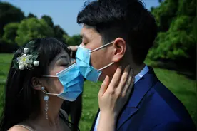 武汉摄影师复工后首个婚纱照，新人：终于等到这一天视频封面