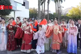 四川姑娘在澳洲策划汉服快闪  唱起《我和我的祖国》视频封面