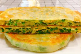 早餐千层韭菜鸡蛋饼，教你2种做法轻松出多层，放凉也不硬，真香视频封面