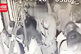 14岁女学生公交上锁喉猥亵男 司机乘客合力制伏 男子被拘留10日视频封面