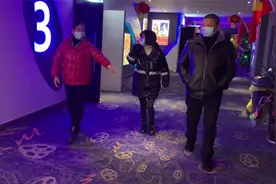 儿媳妇带公公婆婆去看最新上映的神话片，看完之后公公的表情亮了视频封面