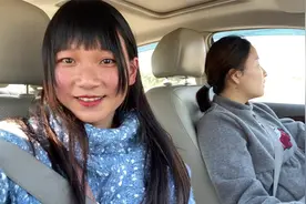 超妹和翠花去摘草莓，超妹长这么大还是第一次摘草莓，又长见识了视频封面