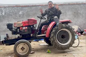 农民改装拖拉机液压升降，一脚油门直接把车顶起来，这配置又高了视频封面