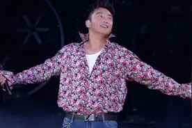 郑恺、李小萌唱跳《路灯下的小姑娘》，老年迪斯科嗨翻全场视频封面