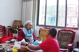 101岁母亲去世52岁儿子守在床前，一声“我没有妈妈了”让人泪崩视频封面