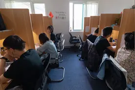 一座难求的收费自习室 跟家里有啥不一样？我们帮你探访了视频封面