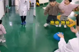 龙凤胎发现爸爸是医生，拒绝拥抱并落荒而逃：这不是我们的爸爸视频封面