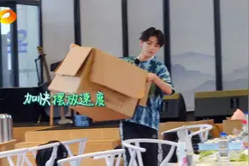 王俊凯到餐厅摆放饭盒，顺利完成400份餐盒摆盘，优秀！|中餐厅4视频封面