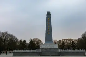 青城公园的人民英雄纪念碑，顶上边的字是什么？（呼和浩特旅游）视频封面
