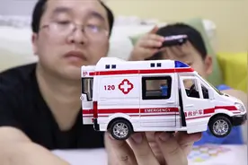 开箱救护车模型玩具，车门能打开，里面空间大很仿真，骁宝好喜欢视频封面