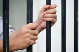 西安一男子明知自己红码仍在隔离期撕掉封条外出，被拘10日视频封面