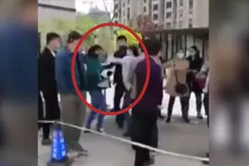 女业主遭扇脸！河南一小区交房在即门前一条土沟，业主怒维权视频封面