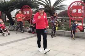 60岁老奶奶跳烫脚鬼步舞，一跳一晃悠，简单舞步好看又好学！视频封面