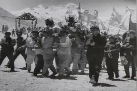 真实的“攀登者”，1960年中国人首次登顶珠峰，贺龙发表讲话视频封面