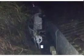 一家五口乘车从20米高山坡滚下，车体严重变形，辅警徒手破窗救人视频封面