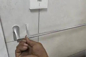 免钉胶固定浴巾架确实很方便，不用钻孔也很结实，现场测试一下视频封面