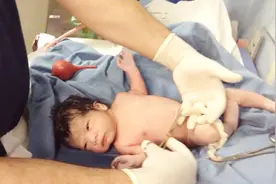 还没剪断脐带的新生儿是什么样子的？妈妈看不到的画面视频封面