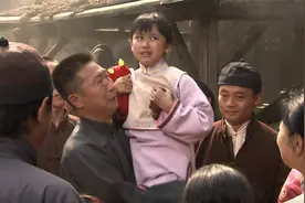 小女孩被人牙子卖给曹府，被后妈嫌弃又卖进窑子，幸亏好心人相救视频封面
