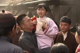 小女孩被人牙子卖给曹府，被后妈嫌弃又卖进窑子，幸亏好心人相救视频封面