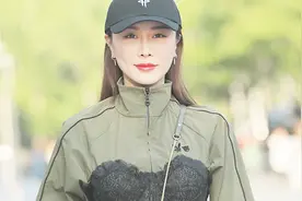 三里屯街拍，黑色紧身裤的黄金法则搭配方式，轻松让你变美变时髦视频封面