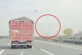 河南高速路段货车“天女散花”，风卷纸片乱飞，过往司机紧急避让视频封面
