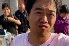 丈母娘离开家痛哭流涕，舍不得年迈的父母，人生到底有什么意义呀视频封面