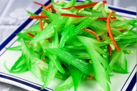 凉拌西芹到底要不要焯水？大厨告诉你正确做法，清脆爽口又入味视频封面