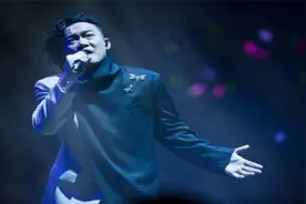陈奕迅《浮夸》神级现场，他嘶声力竭的嗓音下，藏着无限深情视频封面