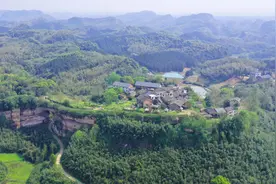 湖南喻家寨，20户人家共居住在一块大石头上，四面都是悬崖绝壁视频封面
