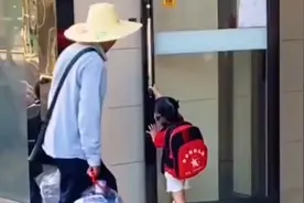 温暖人心，小女孩见送水工爷爷辛苦，主动上前挡门让爷爷顺利进入视频封面