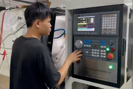 初中毕业就出来打工，如今后悔当初不努力读书，又怕以后挣不到钱视频封面