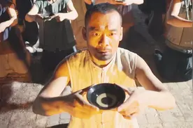 红高粱：一群男人跪拜酒神，众人齐唱“好酒”，女人深深被吸引视频封面