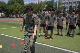 当军体教练员王睿遇到军校学员视频封面