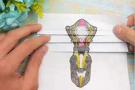一款泰嘉奥特曼变身器搞笑卡通画，四次强化变换形态，简单又帅气